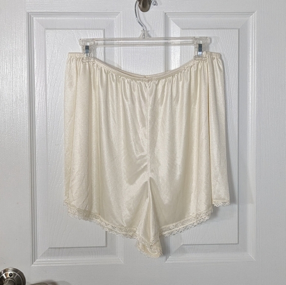 Vintage 60s/70s Petra Fashions Ivory Satin Slip Shorts with Lace‎ Trim Size 2X - Picture 3 of 6
